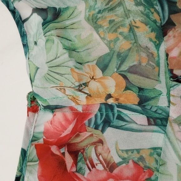 Metropolis Company Women's Top Sz S Floral Flutter Sleeve Ruffle Flower Light - Picture 7 of 7